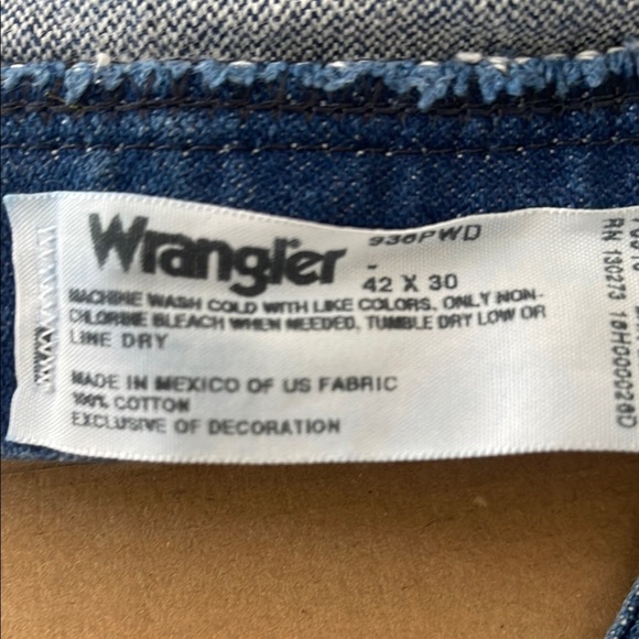 Wrangler Relaxed Fit Blue Jeans with Classic Denim Style - Picture 7 of 7